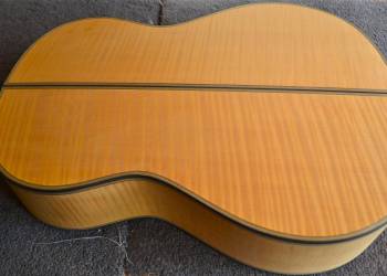 Build No. 130 Maple and spruce treated with potassium dichromate and UV before French polish, drawing on violin-making practice to gently deepen the ground colour.